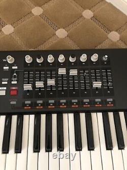 Akai MPK61 MIDI Keyboard Controller Semi-Weighted 61 Keys Black