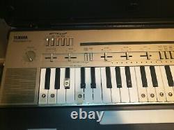 Clavier YAMAHA PortaSound PC-100 avec étui de leçons de musique et adaptateur secteur