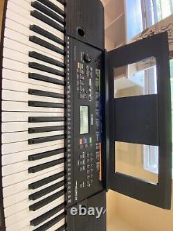 Clavier numérique Yamaha PSR E253 avec 61 touches, pupitre à musique et support de clavier