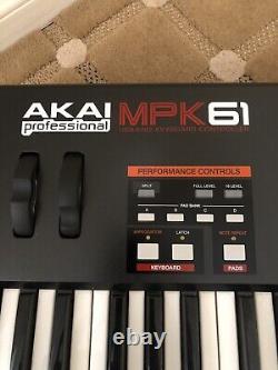 Contrôleur de clavier MIDI Akai MPK61 à 61 touches semi-lestées noir