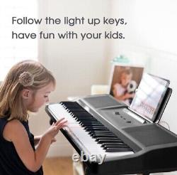 Le piano intelligent à lumière ONE 61 touches avec clavier rétroéclairé, tablette musicale et téléphone noir.