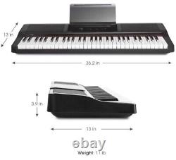 Le piano intelligent à lumière ONE 61 touches avec clavier rétroéclairé, tablette musicale et téléphone noir.