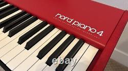 Piano Nord 4 inclut pédales, support, étui Gator, pupitre, housse anti-poussière.