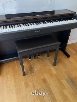 Piano numérique Yamaha YDP-213, clavier à 88 touches avec mécanisme à marteaux, 3 pédales, banc