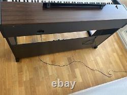 Piano numérique Yamaha YDP-213, clavier à 88 touches avec mécanisme à marteaux, 3 pédales, banc