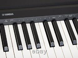 Piano numérique noir P71 avec 88 touches à action lestée, pédale de sustain et alimentation électrique.