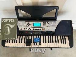 Yamaha Psr-340 Music Keyboard Synthétiseur De Piano + Stand + Pied De Pédale + Manuel